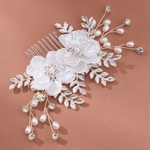 Peigne à cheveux de mariée avec fleurs blanches, feuilles argentées et perles nacrées