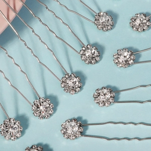 Détail d'épingles à cheveux en U argentées avec motifs tournesols en strass brillants