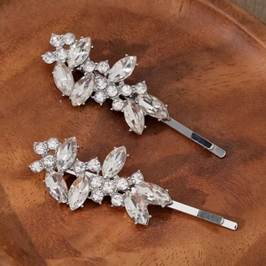 Barrettes à cheveux étincelantes en strass avec motifs floraux sur plateau bois