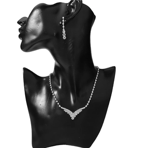 Parure de bijoux de mariée avec collier et boucles d'oreilles strass sur mannequin