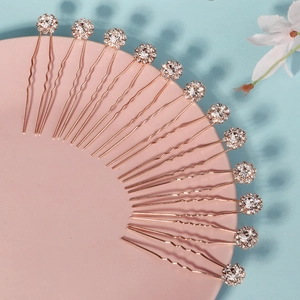 Détail de 15 épingles à cheveux en U avec strass en forme de fleur et finition or rose