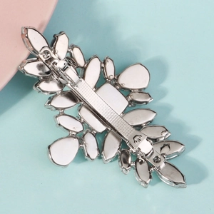 Vue arrière d'une pince à cheveux en argent avec strass et mécanisme à ressort pour femmes