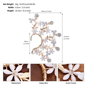 Détail du bijou d'oreille floral fait main en or et blanc avec fil de cuivre et cristaux