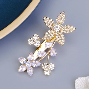 Vue détaillée d'une barrette de mariée élégante avec des motifs floraux en zircone