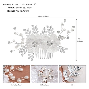 Détails macro du peigne de mariée avec perles blanches, feuilles en alliage et strass