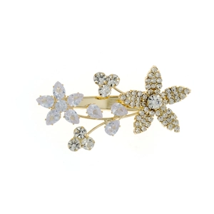 Barrette de mariée dorée avec fleurs en zircon étincelantes sur fond blanc neutre