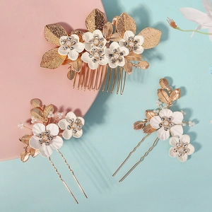 Peigne et épingles à cheveux de mariée avec feuilles dorées et fleurs blanches