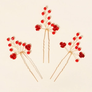 Détail de trois épingles à cheveux faites main avec roses rouges et perles dorées