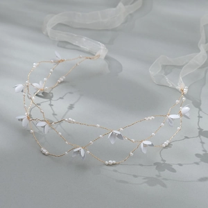 Elegante cerchietto da sposa con fiori bianchi e perle su filo d'oro e nastro