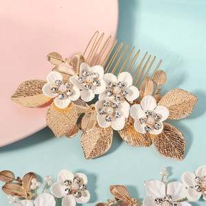 Peigne à cheveux de mariée avec feuilles dorées, fleurs en tissu blanc et perles