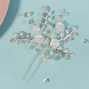 Épingle à cheveux de mariée avec marguerites blanches, perles et feuilles argentées sur bleu
