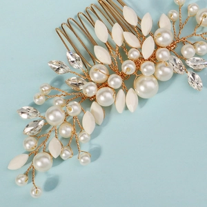 Peigne à cheveux de mariée doré avec perles et strass sur un fond bleu clair