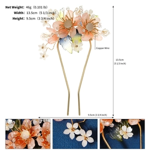 Détail de l'épingle à cheveux de mariée avec fleur en résine rose et fils de cuivre