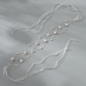 Cerchietto da sposa con fiori bianchi, rete metallica, perle e nastro di organza