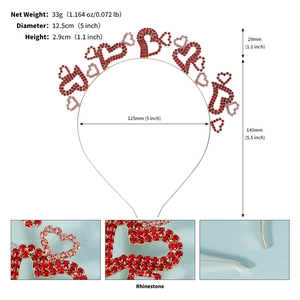 Vue détaillée du serre-tête avec cœurs en strass rouges et roses et dimensions précises