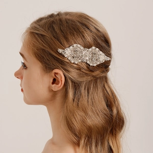 Luxurious bridal hair comb with silver metal, sparkling rhinestones and white pearls