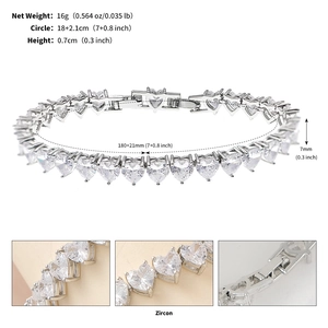 Vue macro détaillée des maillons du bracelet tennis en zircon blanc taillé en coeur