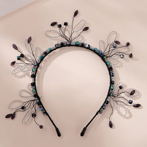 Vue détaillée du serre-tête gothique fait main avec perles violettes et breloques cristal
