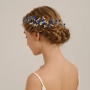 Détails des pierres précieuses bleu foncé et perles sur une vigne de cheveux argentée