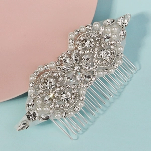 Luxurious bridal hair comb with elegant rhinestones and pearls on a silver alloy base