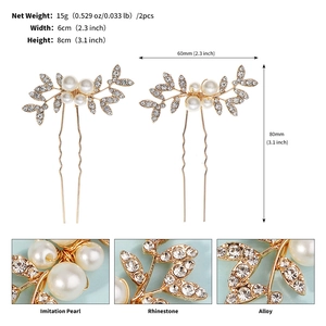 Detailweergave van bruidshaarspelden van legering met witte parels en glinsterende strass