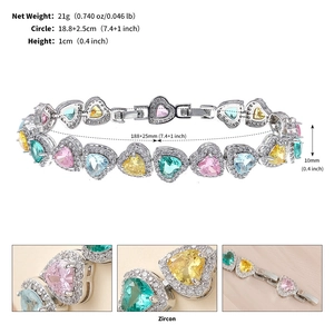 Détails des zircons en cœur colorés et du fermoir mousqueton du bracelet argenté