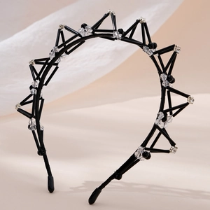 Détail d'un serre-tête géométrique noir orné de cristaux faits main et design couronne