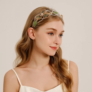 Détail d'un serre-tête fait main avec perles de cristal vertes et motifs floraux