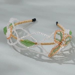 Gros plan détaillé du serre-tête fait main avec perles de cristal et motifs de feuilles