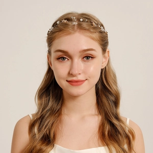 Détail du bandeau de mariée bohème en fil d'or avec perles de cristal et fleurs 3D