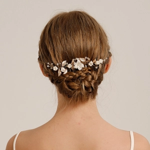 Pettine per capelli da sposa con fiori bianchi, foglie dorate e cristalli per acconciature