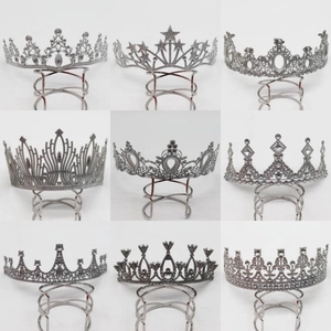 Détails de neuf couronnes de mariée argentées avec motifs en cristal sur supports