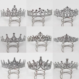 Aperçu détaillé de neuf couronnes de mariée argentées aux divers designs de cristaux