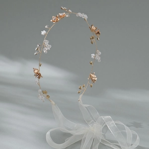 Exquisites Braut Stirnband mit goldenen Blumen, Kristallperlen und weißen Chiffonbändern
