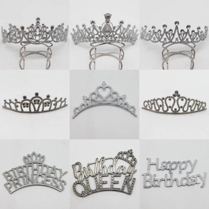 Détails de couronnes de mariée argentées avec strass et lettrage d'anniversaire