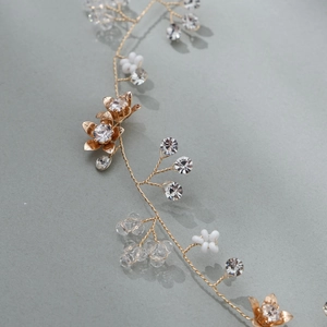 Eleganter Brauthaarschmuck mit weißen Blumen und goldener Ranke mit Kristallperlen
