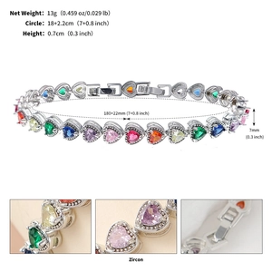 Détails macro du bracelet en zircone cœur multicolore avec sertissage en métal argenté
