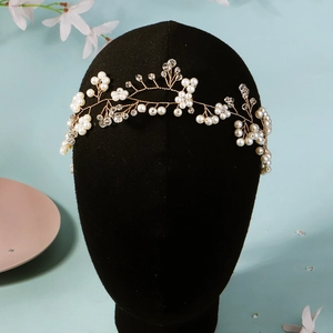 Vue détaillée d'une vigne de cheveux de mariée avec perles blanches et cristaux clairs