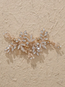 Detail eines handgefertigten Braut-Haarkamms mit Goldblättern und Marquise-Kristallen