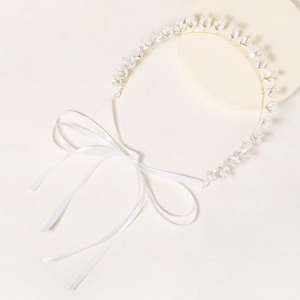 Détail d'un bandeau de mariée fait main avec fleurs blanches et rubans en soie élégants