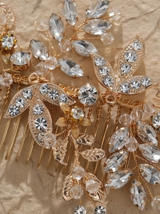 Detail eines Braut-Haarkamms mit Marquise-Kristallen und gewebten goldenen Blättern