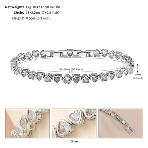 Vue détaillée du bracelet en zircon en forme de cœur avec longueur réglable de 18+2,2 cm