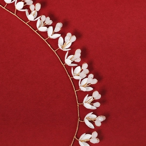 Serre-tête de mariée élégant avec fleurs blanches et cristaux sur fil doré