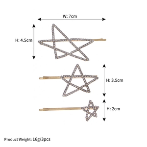 Detalle de tres pinzas para el cabello de estrellas doradas con diamantes de imitación