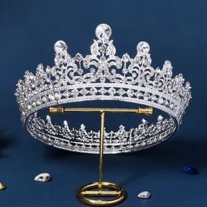 Vue détaillée d'une couronne de mariée baroque argentée avec des motifs et cristaux