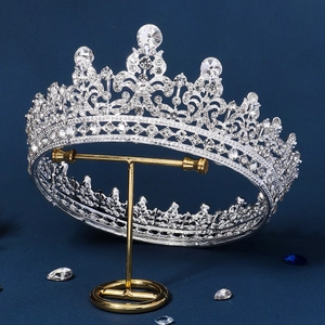 Luxueuse couronne de mariée argentée avec cristaux étincelants sur support en métal