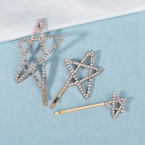Juego de tres pinzas para el cabello con estrellas de diamantes en fondo de cuero azul