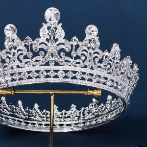 Vue macro d'un diadème de mariée luxueux plaqué argent avec des strass étincelants