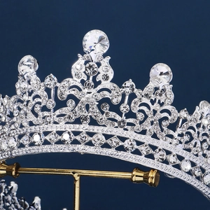 Couronne de mariée vintage luxueuse en argent avec motifs ciselés et strass brillants