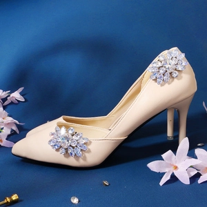 Escarpins beiges pointus avec clips à chaussures luxueux en cristal pour mariages